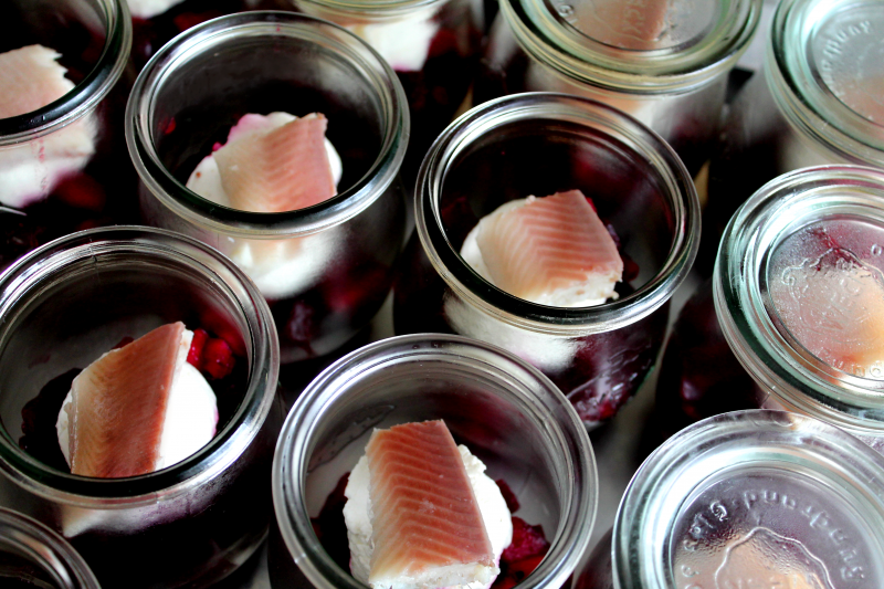Marinierte Rote Bete mit Meerrettichcreme und geräucherter Forelle