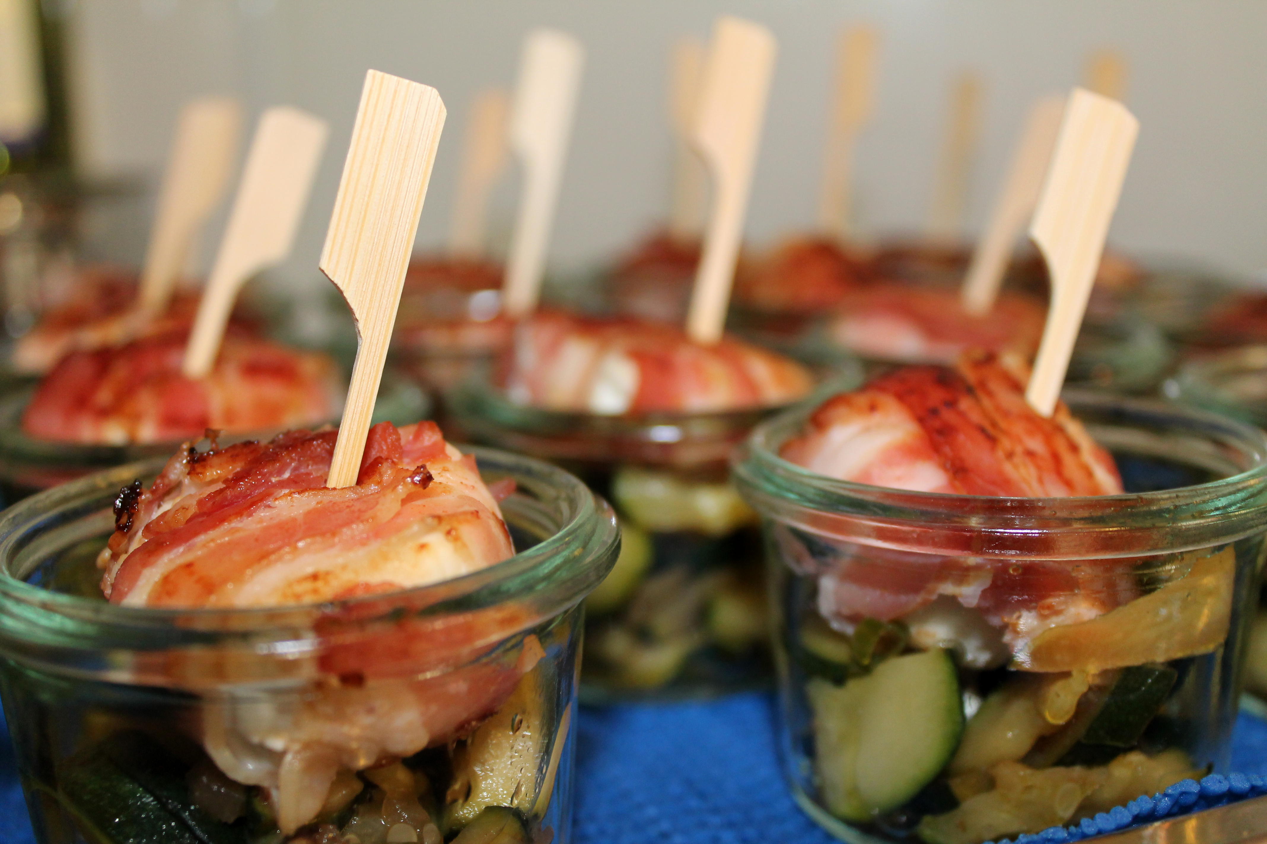 Ziegenkäse im Speckmantel auf gebratenen Zucchini