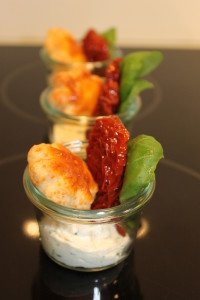Schnittlauchcreme mit marinierten Tomaten und Käsegebäck